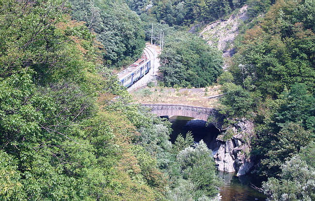  Image name: 06-molino del pallone.jpg 
 width: 650 pixel 
 height: 414 pixel 
 Size: 99876 bytes 
 Click to enlarge 